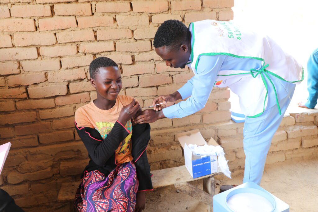 Trina (L) and Grace (R) getting their HPV vaccine at Beu outreach clinic 